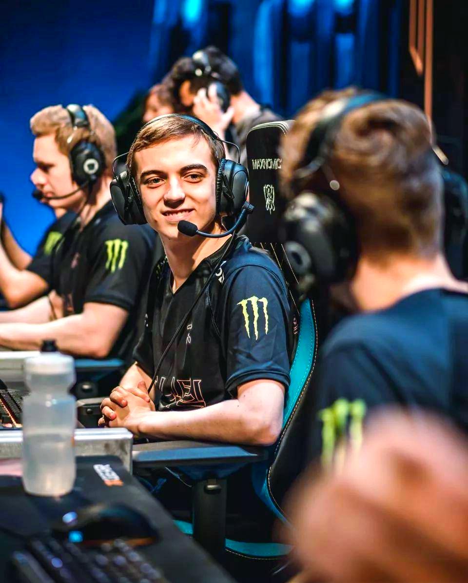 开云体育登录-FPX绝杀FNC，Uzi完成史诗逆转鏖战多局八强赛，强势挺进下一轮